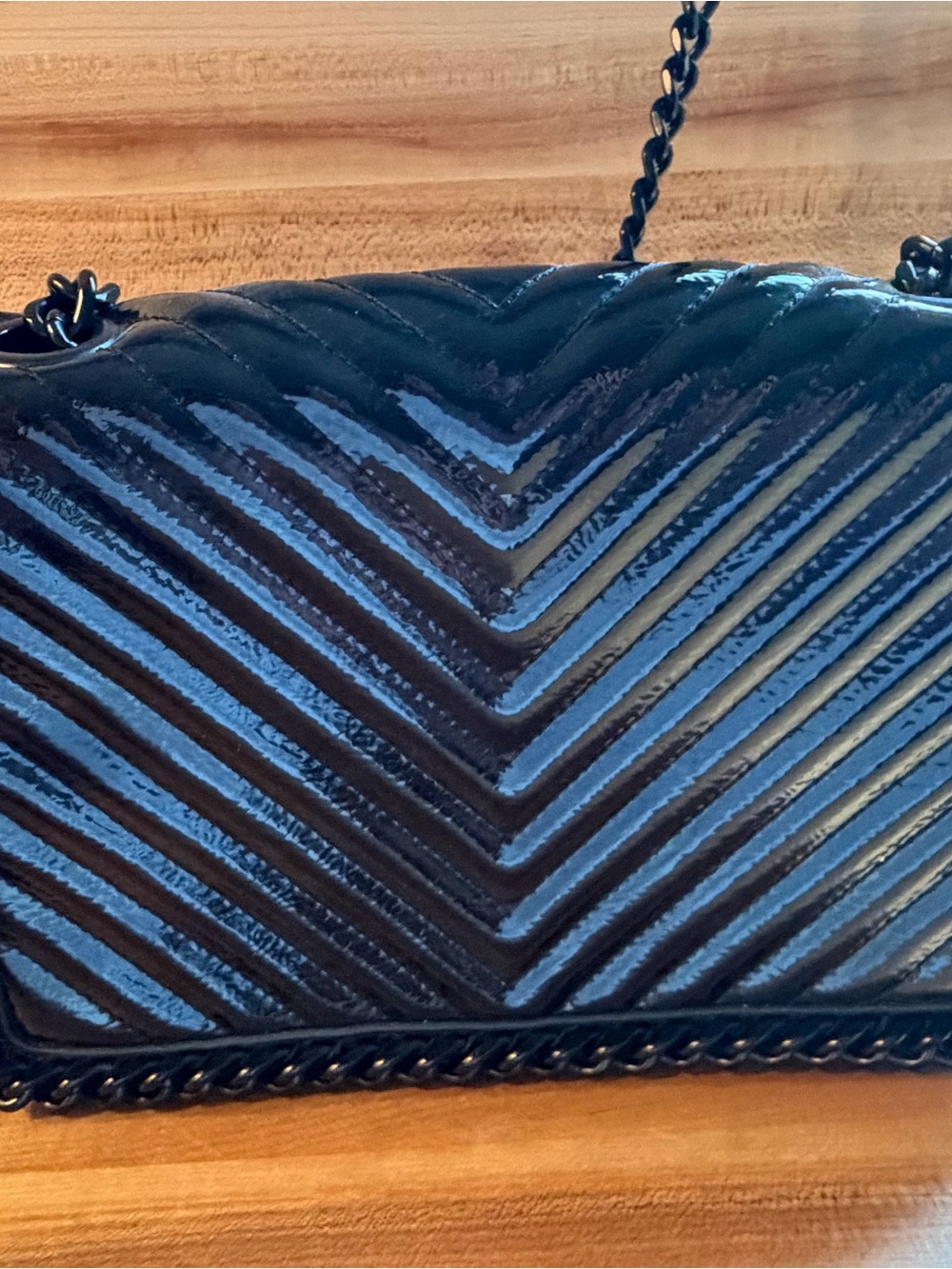 Women’s Black Quilted Chevron Chain Shoulder Bag